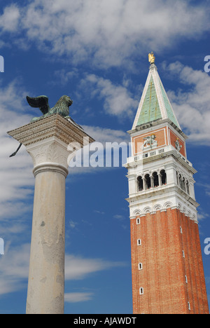 Il piedistallo con il leone alato e San Marco campanile San Marco torre campanaria Venezia Italia Foto Stock