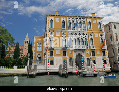 Palazzo Cavalli Franchetti istituto culturale e chiesa di San Vidal con torre campanaria sul Canal Grande a Venezia Italia Foto Stock