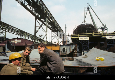 Lavoratore colleghi per discutere questioni mentre in turno presso il Cantiere di Danzica il luogo di nascita di solidarietà europea Polonia Foto Stock