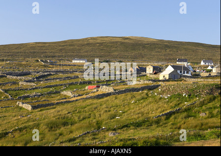 Agriturismi e case vacanze con campi con muri in pietra a secco gweedore County Donegal Repubblica di Irlanda Foto Stock