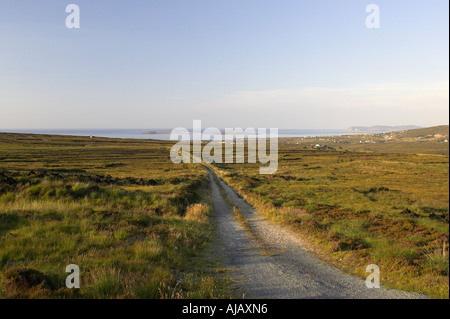 Isolati a singolo via strada sulla torbiera di scendere al mare Gweedore County Donegal Repubblica di Irlanda Foto Stock