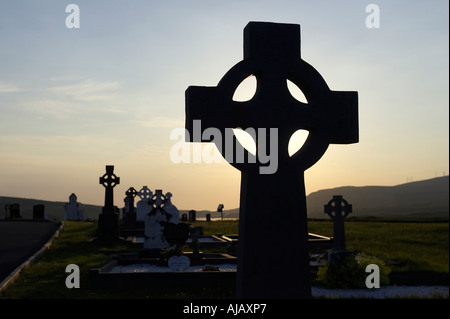 Celtic cross stagliano al tramonto nel Cimitero alla Chiesa dunlewey dunlewy County Donegal Repubblica di Irlanda Foto Stock