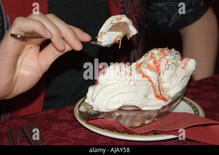 Una Banana Split essendo mangiato Foto Stock