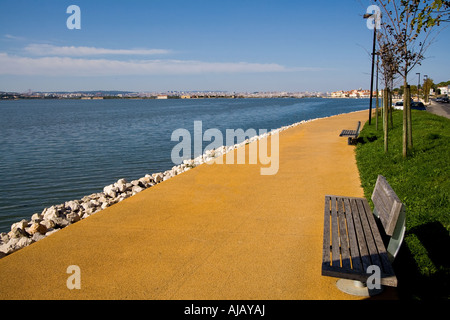 Riverside marciapiede lungo la baia di Seixal, di Seixal, Portogallo Foto Stock