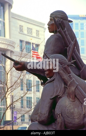 Allan Houser maggiore di statue di vita dei nativi americani sono stati sul display nel centro cittadino di SLC, Utah, Stati Uniti d'America durante le Olimpiadi del 2002. Foto Stock