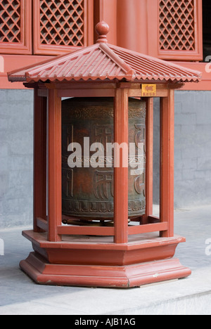 Preghiera tibetano della ruota in corrispondenza del Gong Yonghe Tempio Lama, il più grande Buddista Tibetana il Tempio dei Lama di Pechino Foto Stock