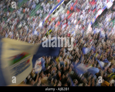 Sfocato bandiera sventola dalla folla di calcio in Millennium Stadium Cardiff Foto Stock