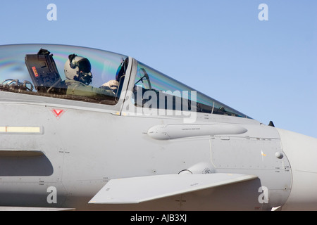 Chiusura del pozzetto e pilota di Eurofighter Typhoon jet militare da combattimento aereo Foto Stock