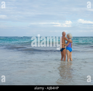 Coppia adulti sulla spiaggia divertendosi Foto Stock