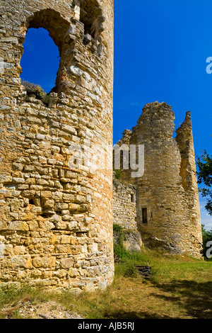 I muri in pietra del medievale Le Chateau de Roussillon a St Pierre Lafeuille vicino a Cahors in Quercy a sud ovest della Francia Foto Stock