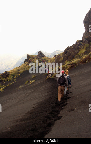 Gli escursionisti scendendo la Valle del Bove sulle pendici meridionali del Monte Etna Foto Stock