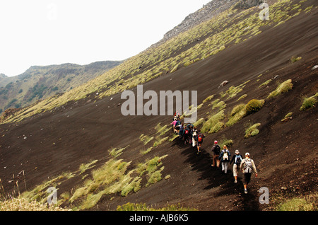 Gli escursionisti scendendo la Valle del Bove sulle pendici meridionali del Monte Etna Foto Stock