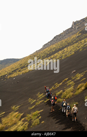 Gli escursionisti scendendo la Valle del Bove sulle pendici meridionali del Monte Etna Foto Stock