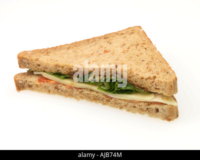 Formaggio fresco in salamoia e insalata Plowman il panino sul pane marrone isolata contro uno sfondo bianco con un tracciato di ritaglio e nessun popolo Foto Stock