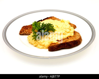 Uova strapazzate su toast integrale Foto Stock