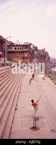 Ragazzi che giocano a cricket, Varanasi Ghats, India Foto Stock