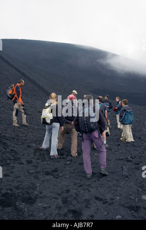 Gli escursionisti vicino al fumo e vapore emesso dalla torre di Filosofo a 2920 metri eruttate 2003 sulle pendici meridionali del Monte Etna Foto Stock