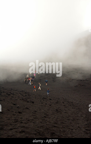 Gli escursionisti scendendo la Valle del Bove sulle pendici meridionali del Monte Etna Foto Stock