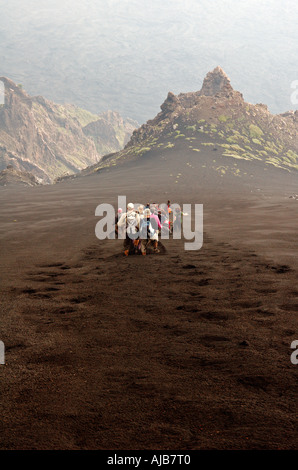 Gli escursionisti scendendo la Valle del Bove sulle pendici meridionali del Monte Etna Foto Stock