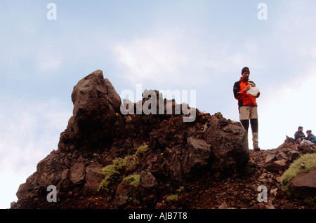 Gli escursionisti scendendo la Valle del Bove sulle pendici meridionali del Monte Etna Foto Stock