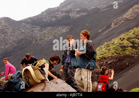 Gli escursionisti scendendo la Valle del Bove sulle pendici meridionali del Monte Etna Foto Stock