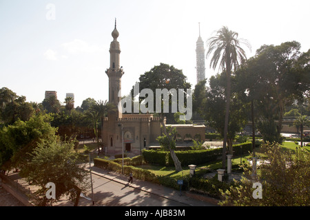 Giardini in Zamalek con minareto e Torre de Il Cairo Il Cairo Egitto Africa Foto Stock