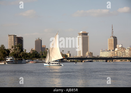 Vista Panoramica verso nord lungo il fiume Nilo verso il 6 ottobre ponte con feluca e barca a vela Il Cairo Egitto Africa Foto Stock