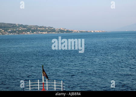 Una vista dal traghetto verso Villa San Giovanni Stretto di Messina Foto Stock