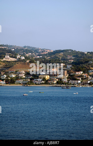 Messina come visto dal mare nello Stretto di Messina Foto Stock