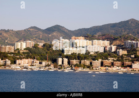 Messina come visto dal mare nello Stretto di Messina Foto Stock