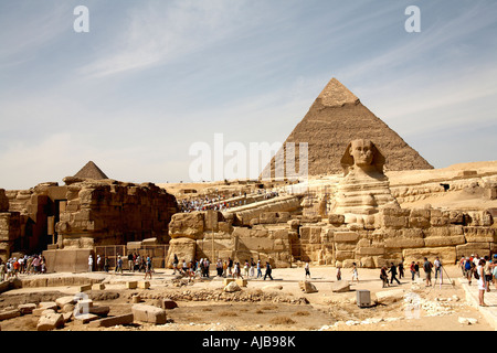 Turisti e la Sfinge con la piramide di Chefren Khafre Khafre e s tempio a valle Giza Cairo Egitto Africa Foto Stock