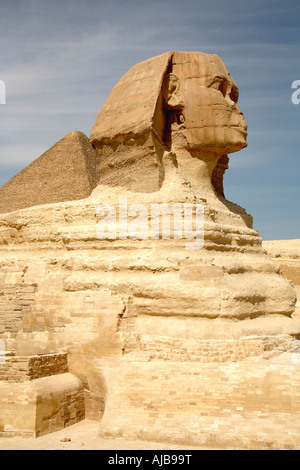 La Sfinge con la Grande Piramide di Cheope Khufu in distanza Giza Cairo Egitto Africa Foto Stock