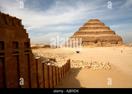 Grande Sud corte di fronte al passo piramide 2650 BC in Zoser s complesso funerario di Saqqara vicino al Cairo in Egitto in Africa Foto Stock