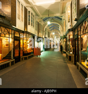 Burlington Arcade Piccadilly London W1 Inghilterra HXXZsm Foto Stock