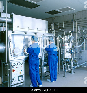 Le donne che lavorano nel processo industriale laboratorio veterinario o medico di produzione farmaceutica Foto Stock