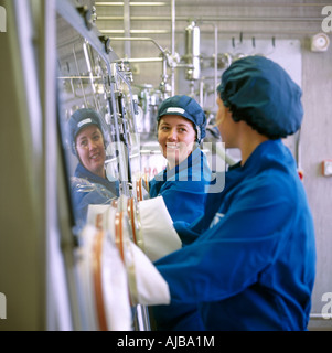 Le donne che lavorano nel processo industriale laboratorio veterinario o medico di produzione farmaceutica Foto Stock
