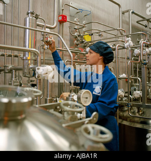 Donna o ragazza che lavora nel processo industriale laboratorio veterinario o medico di produzione farmaceutica Foto Stock