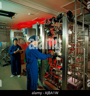 Donna o ragazza che lavora nel processo industriale laboratorio veterinario o medico di produzione farmaceutica Foto Stock