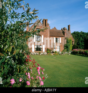 Inglese paesaggistici giardini del paese ed il prato di Chenies Manor House Buckinghamshire England Regno Unito HXXZsmng Foto Stock