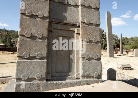 Il 24m di altezza circa 2000 anni re pendente Ezana Stele s base con sollievo carving dettaglio in Aksum o Axum Etiopia Africa Foto Stock