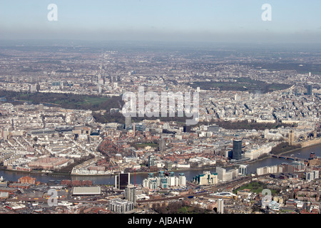 Vista aerea del nord ovest del fiume Tamigi Belgravia Pimlico e Westminster London SW1 England Regno Unito alto livello obliqua Foto Stock