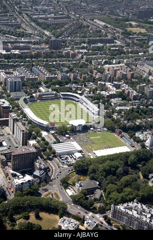 Vista aerea a sud-ovest di Middlesex County Cricket Club Signore s Cricket Ground St John s legno alloggiamento suburbana e blocchi a torre Foto Stock