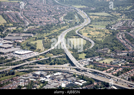 Vista aerea del sud est di Charlie Brown s rotatoria A406 Woodford Trading Station Wagon supermercato Tesco Redbridge London IG4 E18 Eng Foto Stock