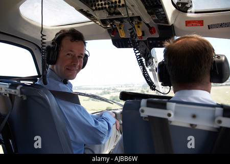 Vista interna di Twin Squirrel elicottero passeggero sorridente e pilota Stapleford Aerodrome Romford London RM4 England Regno Unito Foto Stock