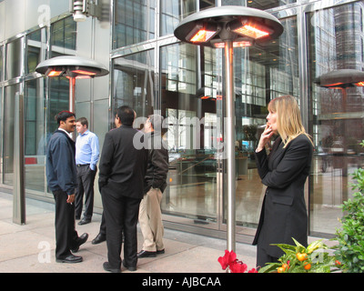 L'area fumatori e al di fuori di Canary Wharf Building, Londra, Inghilterra, Regno Unito Foto Stock