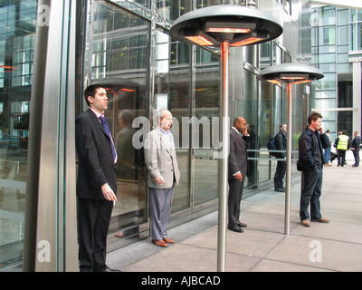 L'area fumatori e al di fuori di Canary Wharf Building London REGNO UNITO Foto Stock