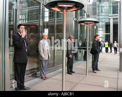 L'area fumatori e al di fuori di Canary Wharf Building, Londra, Inghilterra, Regno Unito Foto Stock