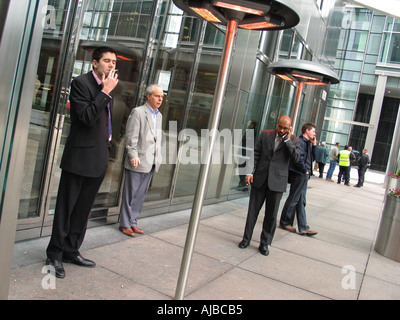 L'area fumatori e al di fuori di Canary Wharf Building, Londra, Inghilterra, Regno Unito Foto Stock