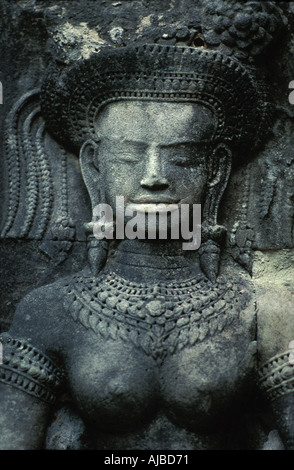 Bassorilievo raffigurante un Devata divinità femminile simile a immagini di Apsaras ninfe celesti Angkor Wat Cambogia Foto Stock