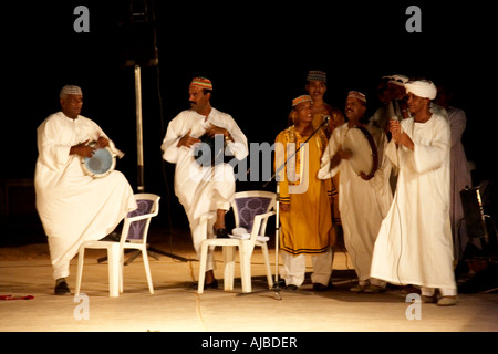 Nubian arabo danze folkloristiche band di notte ad Abu Simbel Egitto Superiore in Africa Foto Stock